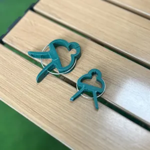 Green plastic plant clips for gardening, support clips for tomatoes and flowers, durable set.