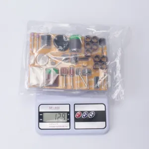 Vue détaillée du kit de 105 accessoires de meulage et de polissage sur une balance numérique.
