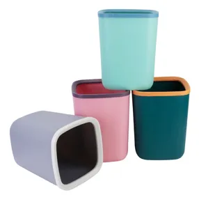 Vista detallada de coloridos cubos de basura de plástico con un anillo de presión.