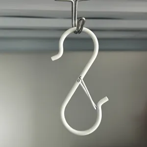 Vista de detalle en primer plano del gancho en S de metal blanco con clip de seguridad.