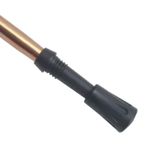 Close-up detail van outdoor wandelstok rubber tip beschermer accessoire duurzaam.