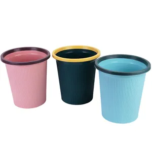 Primer plano de cubos de plastico de colores con textura estriada y anillos de colores.