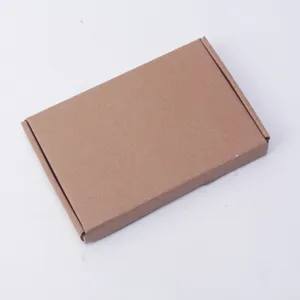 Caja de envío de cartón corrugado marrón, caja de embalaje resistente para entrega.