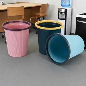 Papelera de plástico gruesa con anillo de presión, cubo de basura redondo y colorido.
