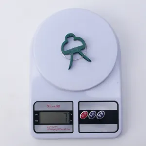 Plant clip detail on digital scale showing weight, plastic material and spring mechanism.