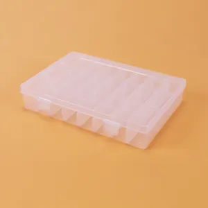 Vue détaillée de la boîte de rangement en plastique transparent à 24 grilles fixes.