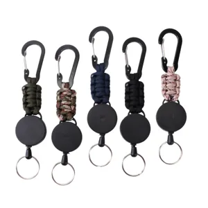 Detailfoto van tactische paracord intrekbare sleutelhangers met diverse geweven kleurendesign.