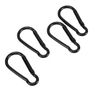 Nahaufnahme Detail schwarzer karabinerhaken in Kürbisform, kompakt für Schlüssel und Ausrüstung.