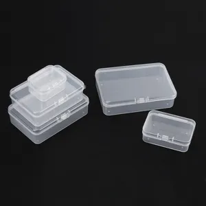 Vue détaillée de boîtes de rangement en plastique transparent, conteneurs rectangulaires.