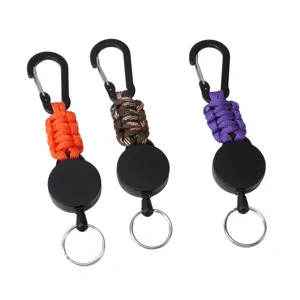 Intrekbare paracord sleutelhanger met karabijnhaak en stevige badgehouder voor buitengebruik.