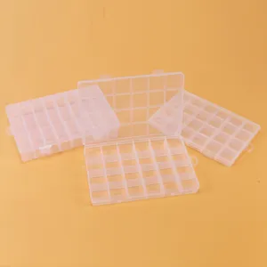 Vue détaillée de la boîte de rangement en plastique transparent avec compartiments multiples.