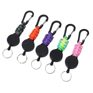 Gedetailleerd overzicht kleurrijke paracord intrekbare sleutelhangers met stevige karabijnhaak.