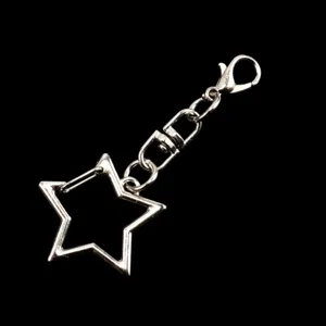 Nahaufnahme Detail des silbernen sternförmigen Metall Schlüsselanhängers DIY Schmuck Zubehör.