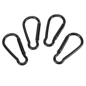 Detailansicht von schwarzen 5cm Metall Karabinerhaken fuer Schluessel und Ausruestung.