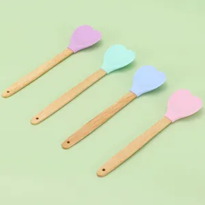 Silikon Spatel Set mit Holzgriff und süßer Herzform für Kuchenbacken und Küche.