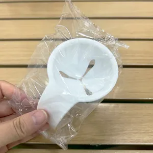 Nahaufnahme des weißen Silikon-Eiweißtrenners in transparenter Verpackung als Küchenwerkzeug.