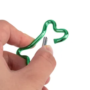 Detailopname toont het openingsmechanisme van de groene aluminium botvormige karabijnhaak.