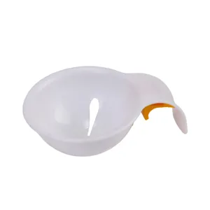 Eiweißtrenner Detail, weiße Plastikschale mit gelbem Clip für die moderne Küche.