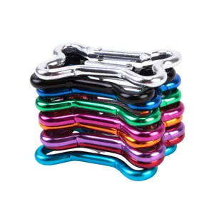 Kleurrijke botvormige aluminium karabijnhaak detail, multifunctionele rugzak metalen haak