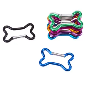 Gedetailleerd overzicht van kleurrijke aluminium botvormige karabijnhaken voor sleutelhangers.