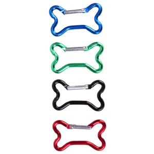 Gedetailleerde close-up van kleurrijke aluminium karabiners in de vorm van een bot.
