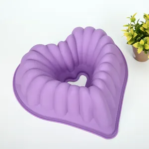 Stampo per torta a cuore in silicone viola per pane e dolci, utensile flessibile antiaderente.
