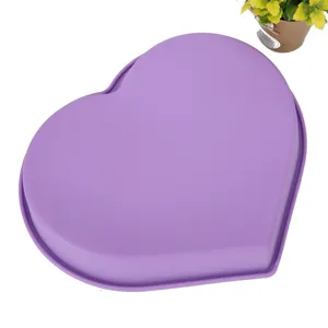 Stampo per torte in silicone viola a forma di cuore per la cottura di pane e dolci.