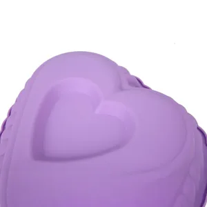 Stampo per torta a cuore in silicone viola per dolci e prodotti da forno deliziosi.