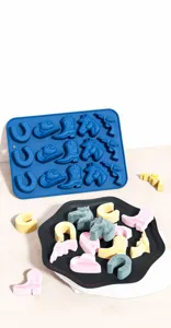 Detailaufnahme der 15-teiligen Cowboy Silikonform zum Backen, Eistafeln und DIY basteln.