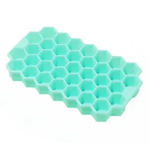 Detailansicht der türkisfarbenen Silikon Waben Eiswürfelform, flexibles Gitterdesign.