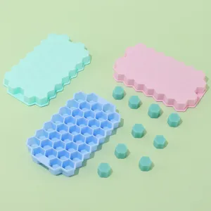 Silikon Waben Eiswürfelbereiter Detailansicht mit bunten Formen und Eiswürfeln.