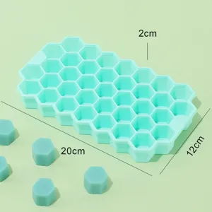 Silikon Waben Eiswürfelbereiter Detailansicht mit Maßen 20cm Länge 12cm Breite 2cm Höhe.