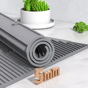 Grijze siliconen afdruipmat voor de keuken, dik diagonaal ontwerp voor efficiënte waterafvoer.