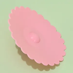 Coperchio per tazza in silicone rosa a forma di fiore per uso alimentare riutilizzabile.