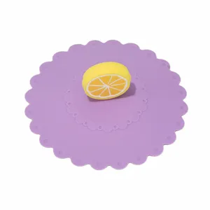 Coperchio tazza in silicone viola con pratica impugnatura a limone, copertura resistente.