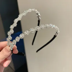 Gros plan sur les cerceaux de cheveux à fleurs strass et bandeaux en cristal.