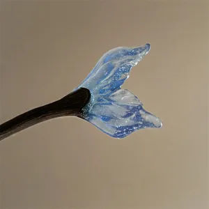 Detailaufnahme der blauen Fischschwanz Haarnadel mit feinem Glitzer und Holzgriff.