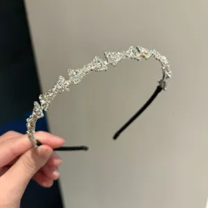 Gros plan sur les détails d'un serre-tête élégant en strass, design nœud brillant quotidien.