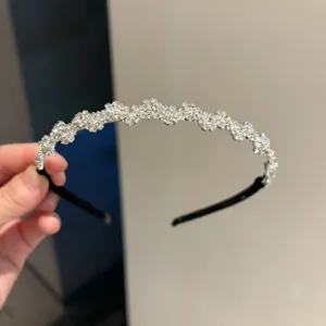 Gros plan détaillé d'un serre-tête floral étincelant en strass, accessoire de cheveux en cristal.