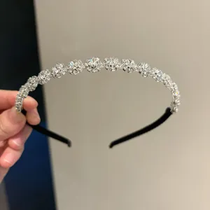 Gros plan détail de cerceau de cheveux floral en strass étincelant bandeau en cristal