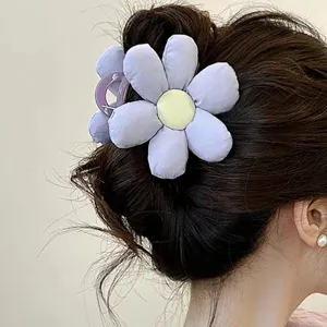 Molle per capelli con fiore in tessuto chic per acconciature eleganti, accessorio floreale dolce.