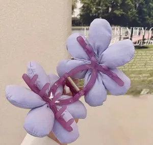 Molla per capelli a fiore in tessuto viola, eleganti accessori floreali per lo styling quotidiano.