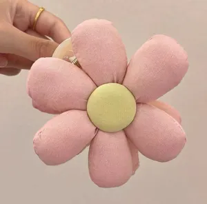 Primo piano dettagliato di una pinza per capelli a fiore in tessuto rosa, elegante.