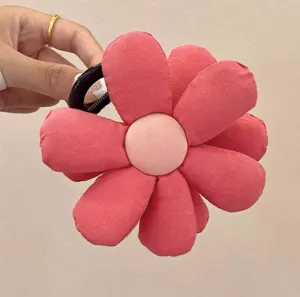 Molletta per capelli con fiore in tessuto, grande accessorio floreale rosa per dettagli.