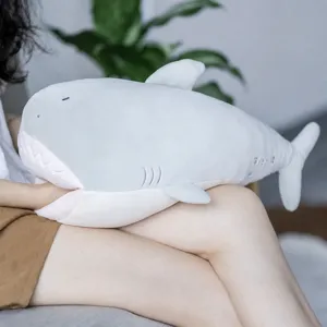 Schattige grijze haai pluche knuffel, zacht slaapkussen en gezelschap pop voor meisjes.