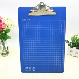 A4 blauw klembord met rooster, metalen clip en liniaal, stevig schrijfboard voor kantoor.