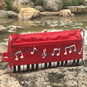 Vista detallada de un estuche creativo con notas musicales y teclado para estudiantes.
