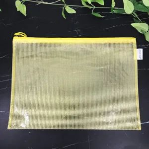 Λεπτομέρεια θήκης εγγράφων από PVC με δίχτυ, αρχειοθήκη Α4 με κίτρινο φερμουάρ ασφαλείας.