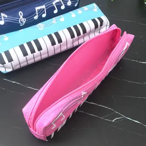 Creatief muzikaal etui met pianotoetsen en notenontwerp voor studenten op school.