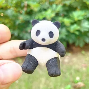 Vue détail gomme forme panda dessin animé mignon, super super cadeau de papeterie pour enfants.